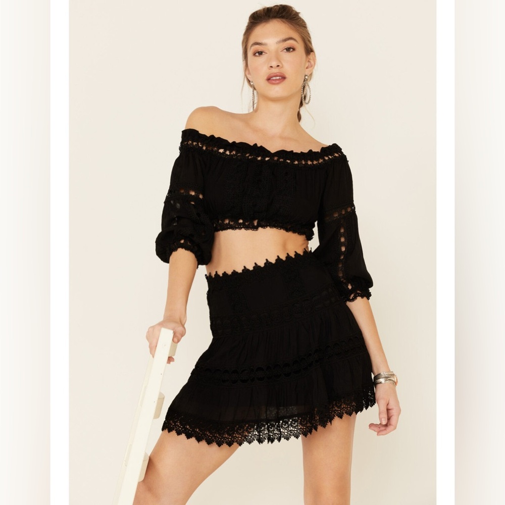 REVEL WOMEN'S CROPPED OFF SHOULDER CROCHET TOP